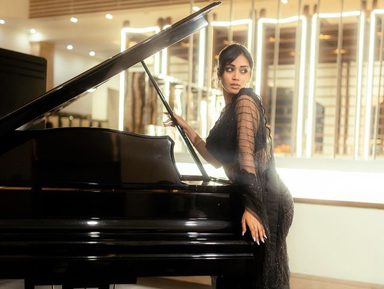 Stunning Looks Of Nivetha Pethuraj In Black Saree Stunning Looks Of Nivetha Pethuraj In Black Saree